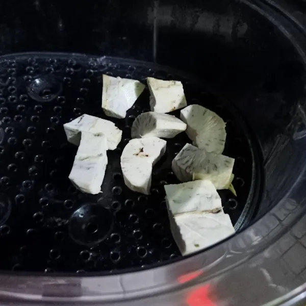 kupas singkong lalu belah kecil2. lalu kukus sampai empuk