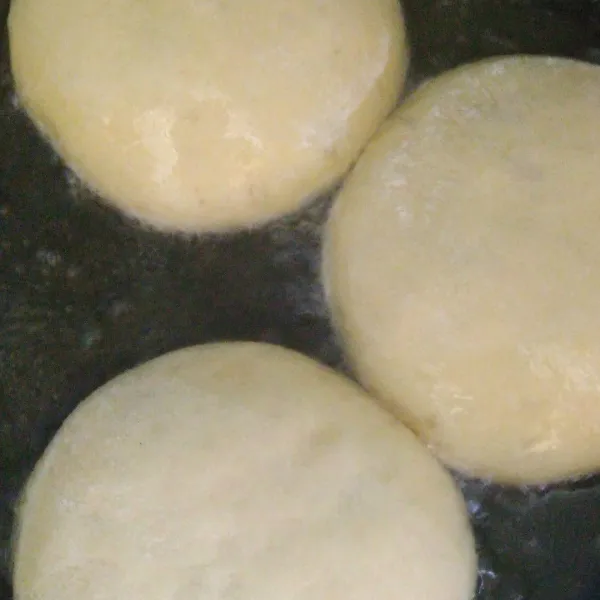 Diamkan kurang lebih selama 15 menit, siapkan minyak untuk menggoreng. Goreng satu persatu hingga semuanya selesai.