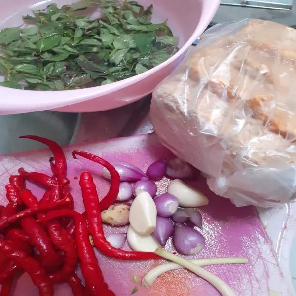 Siapkan bahannya. Cuci bersih cabe, bawang merah, bawang putih, kencur, dan serai.
