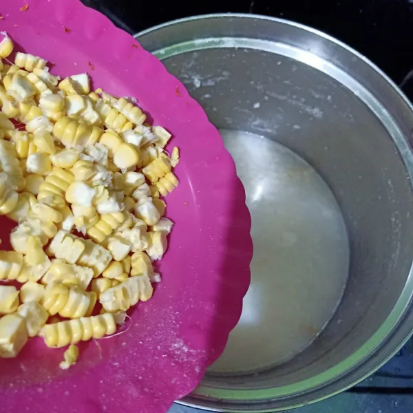 pipil jagung manis kedalam piring .lalu masukkan ke dalam panci bubur. masak sampai jagung matang