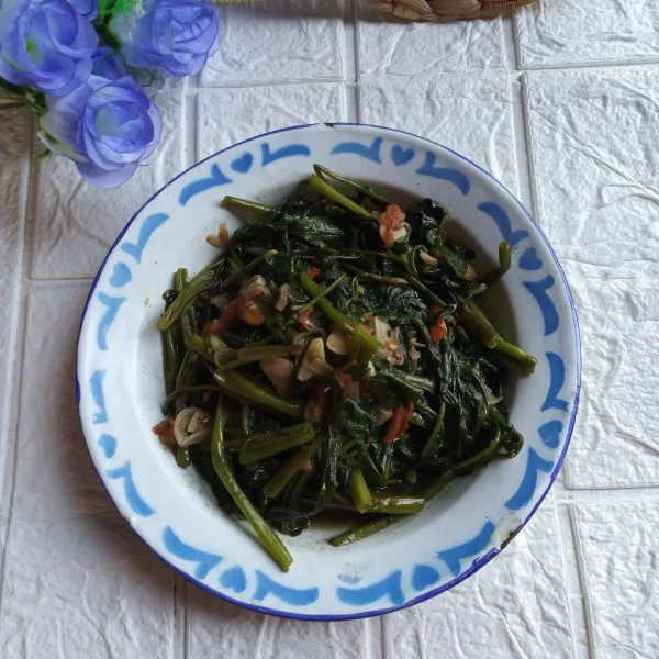 Pindahkan ke piring saji, hidangkan selagi masih hangat.
