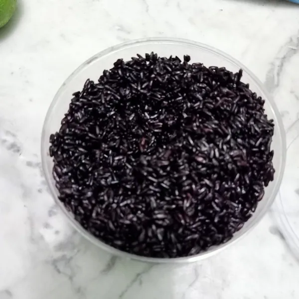 Kemudian, siapkan tapai hitam manis.