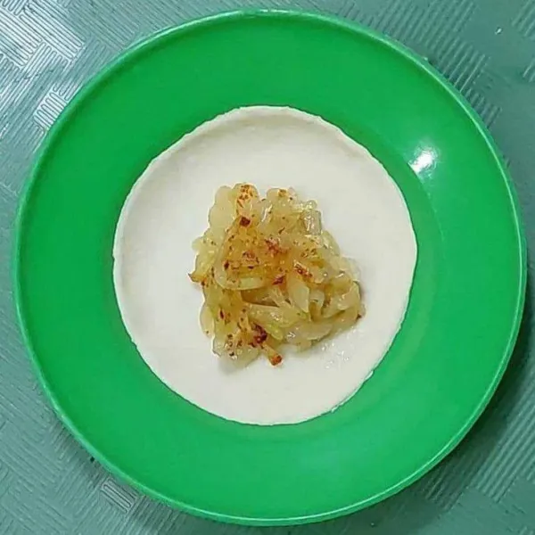 Ambil 1 lembar kulit dumpling. Letakkan di atas piring, kemudian tambahkan di atasnya 1 sdm bahan isian.