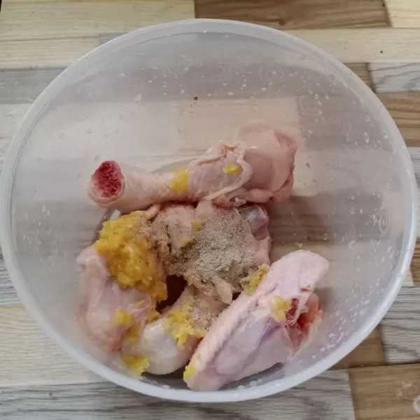 Cuci bersih ayam, kemudian campur dengan bahan marinasi.
