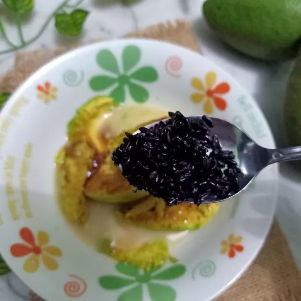 Lalu, taburi gula palm dan tapai hitam di atas alpukat. Bisa ditambah dengan serutan es atau di skip juga gapapa.