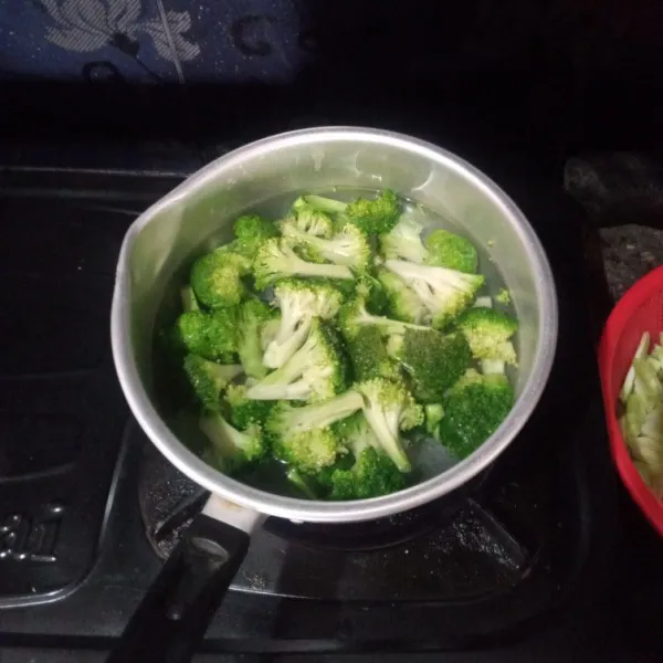 Didihkan air, masukkan brokoli, matikan api, diamkan dulu selama 2 menit, lalu angkat dan buang airnya.