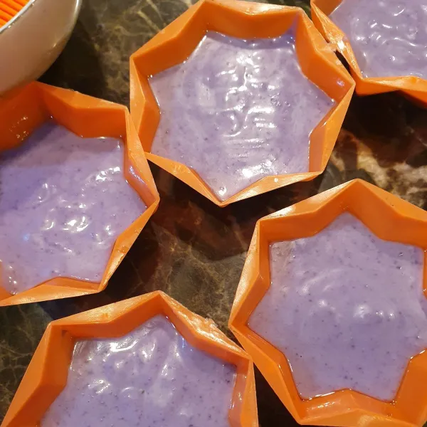 Siapkan cetakan yang sudah diolesi sedikit minyak. Tuang adonan ke dalam cetakan.