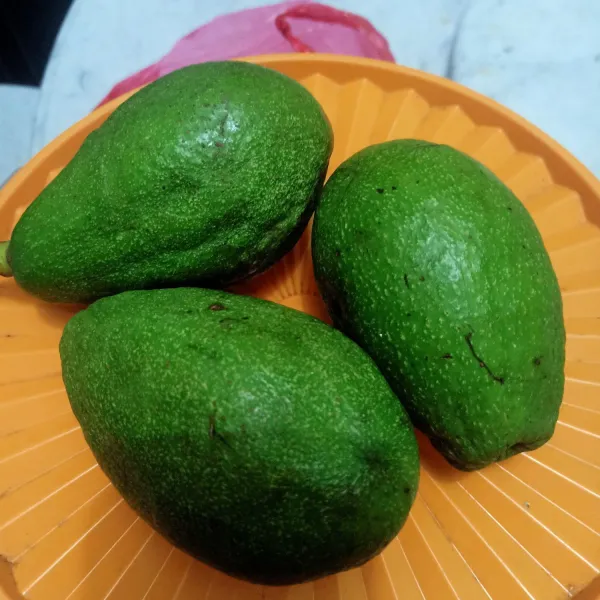 Siapkan buah alpukat matang.