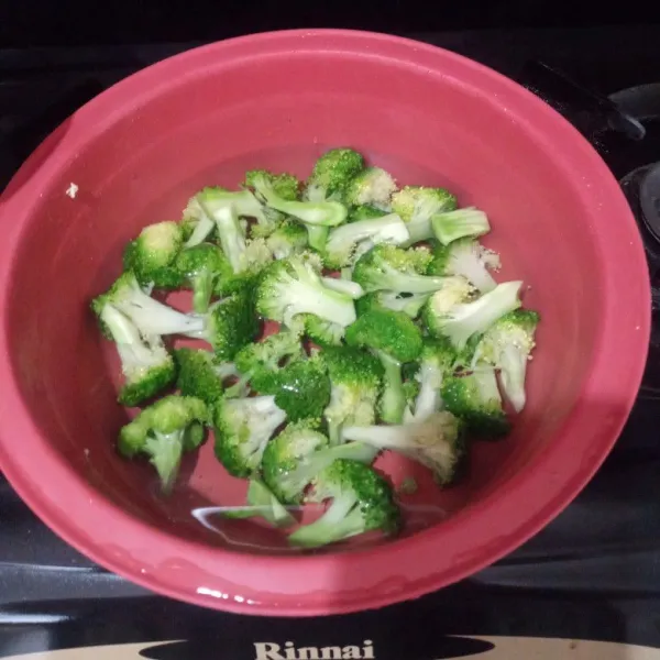 Masukkan brokoli ke dalam wadah berisi air es, gunanya untuk menghentikan proses pematangan. Jadi brokoli tetap terlihat hijau dan segar.