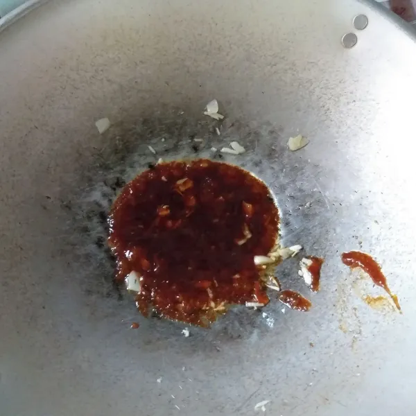 Panaskan minyak wijen, kemudian tumis bawang putih hingga harum. Kemudian masukkan sisa bumbu saus lainnya, tambahkan air, dan aduk rata.