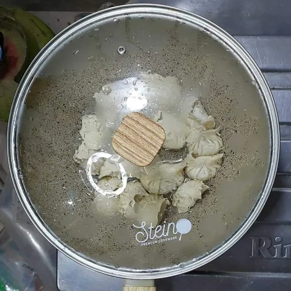 Tambahkan 1 sdm minyak goreng dan setengah gelas belimbing air. Tutup panci dan steam, kemudian masak sampai matang.
