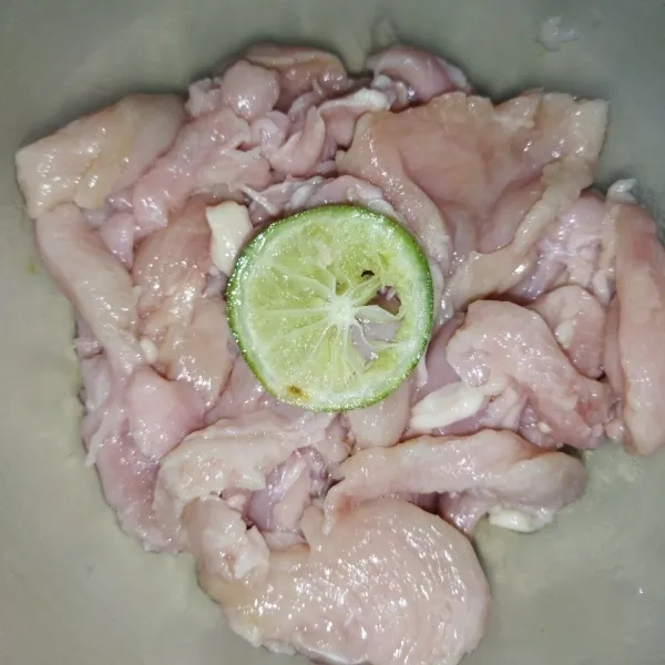 Siapkan daging ayam fillet, potong-potong sesuai selera. Lalu cuci bersih, kemudian beri perasan air jeruk nipis, aduk rata. Diamkan selama 15 menit.