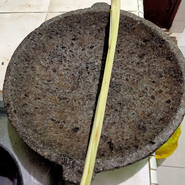 siapkan serai,cuci dan geprek