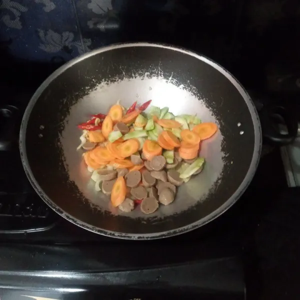 Masukkan wortel, bonggol brokoli dan bakso, aduk rata.