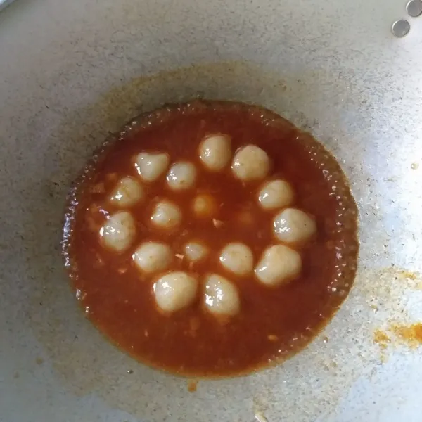 Masukkan cilok ke dalam saus, masak hingga saus mengental.