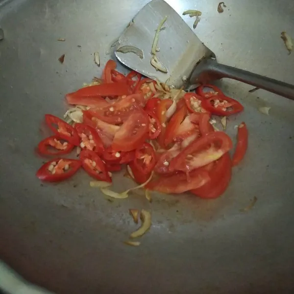 Masukkan irisan cabai dan tomat.