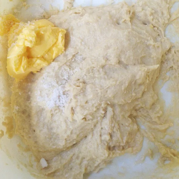 Campur semua bahan kecuali garam dan margarin. Mixer hingga setengah kalis, tambahkan garam dan margarin. Mixer hingga kalis elastis.