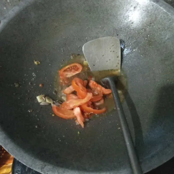 Masukkan tomat, tuang air, garam dan kaldu bubuk.