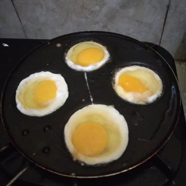 Ceplok telur hingga matang.