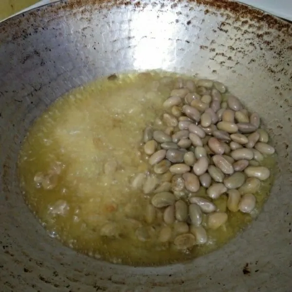 Goreng kacang ndul hingga kering kecokelatan, lalu tiriskan.