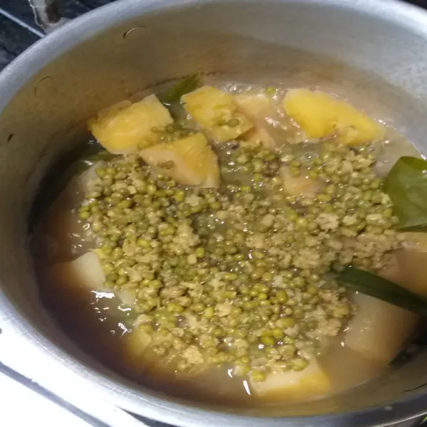 Rebus kacang hijau, ubi hingga lunak.