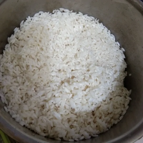 Rendam beras ketan minimal 1 jam, lalu cuci bersih beras ketan. Tiriskan, kemudian tuang pada panci.