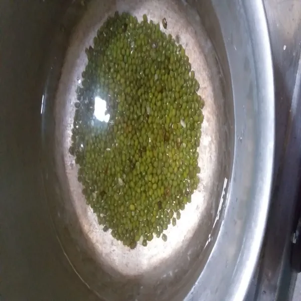 Rendam kacang hijau dalam air hingga agak lunak lalu cuci bersih.