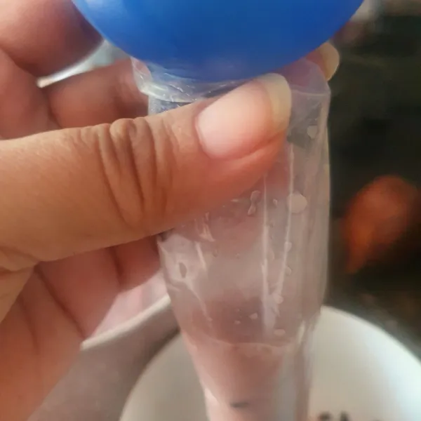 Setelah dingin, masukkan ke plastik es lilin.