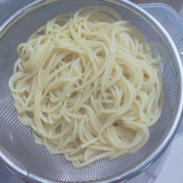 Didihkan secukupnya air. Rebus spagetti dengan 1 sdm minyak dan 1/2 sdt garam halus hingga aldente. Tiriskan. Siram air dingin. Tiriskan lagi.