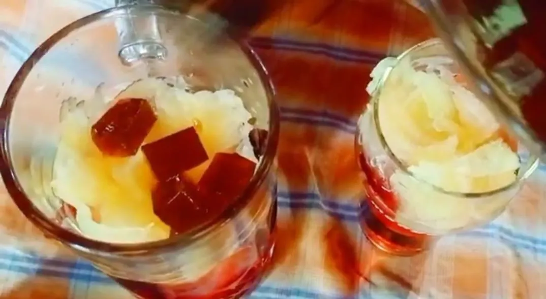 Siapkan gelas, masukkan sirup gula, es batu, garbis, cincau, selasih, skm, dan air. Es garbis siap disajikan