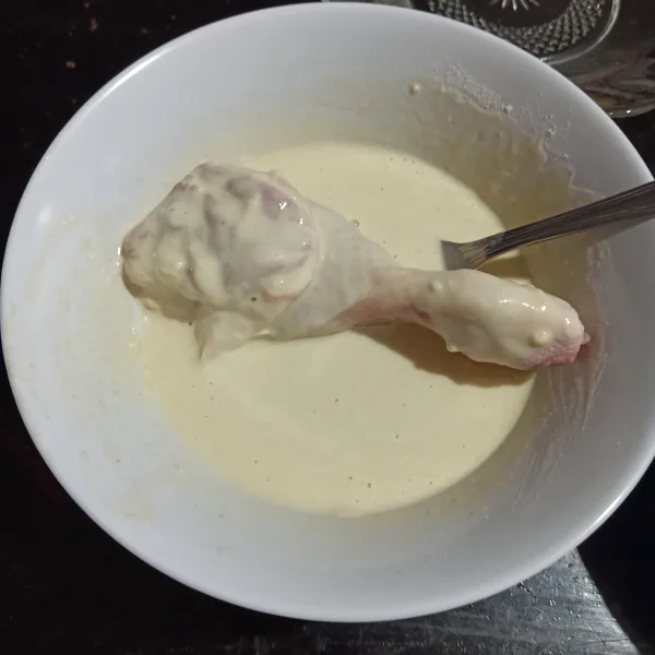 Celupkan ayam dalam adonan basah sampai merata