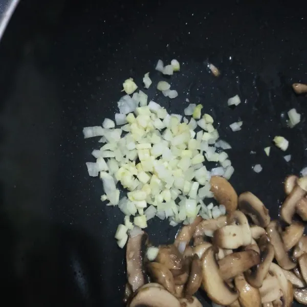 Masukkan bawang putih dan bawang bombay, tumis hingga harum.
