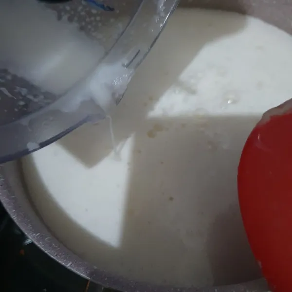 Larutkan maizena dalam sedikit air, masukkan ke dalam panci.