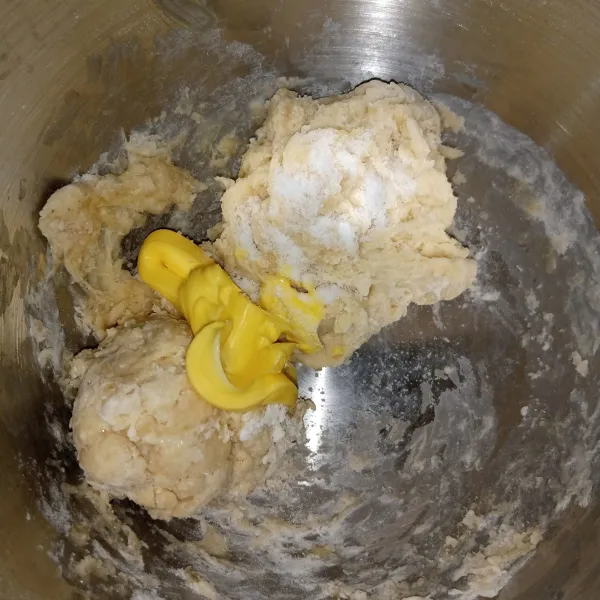 Uleni adonan hingga kalis kemudian masukkan butter dan garam.