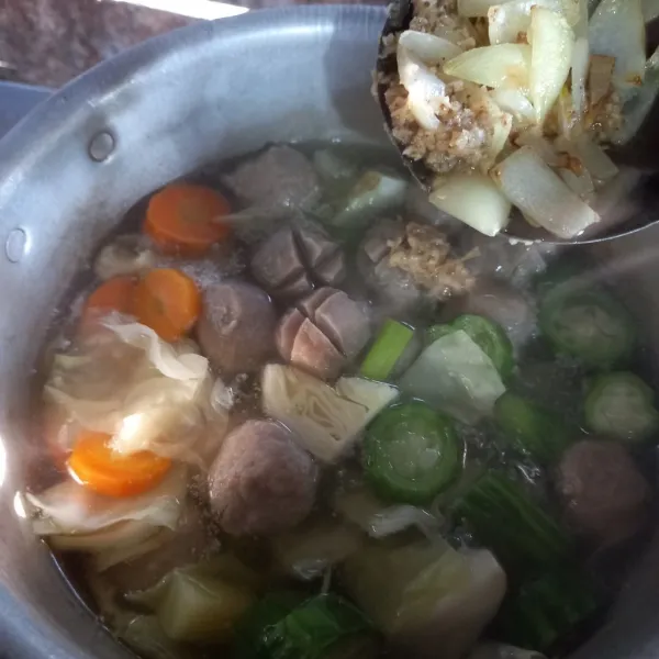 Masukkan bumbu, tambahkan daun loncang dan seledri, lalu masak sup hingga matang. Terakhir beri taburan bawang goreng