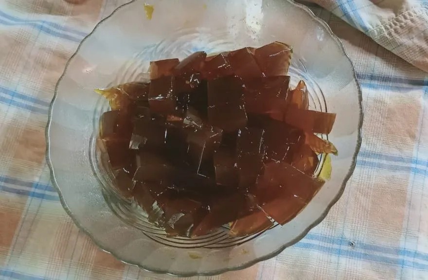 Rebus agar agar dan gula, aduk-aduk sampai mendidih, setelah dingin potong dadu kecil