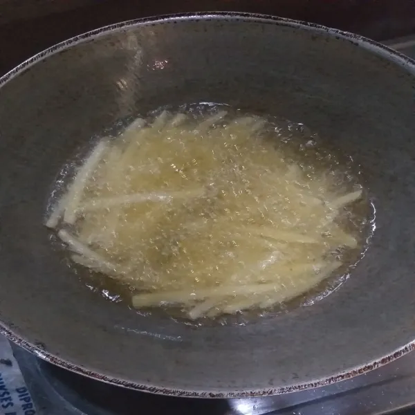 Panaskan minyak goreng goreng kentang hingga matang, angkat dan tiriskan