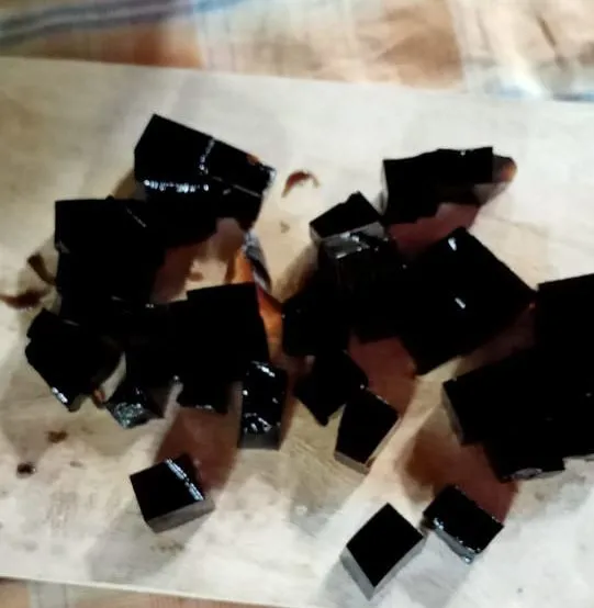 Potong-potong cincau dadu kecil