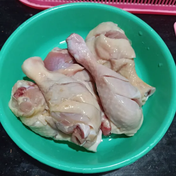 Siapkan ayam yang sudah bersih, kerat-kerat agar matangnya nanti sempurna
