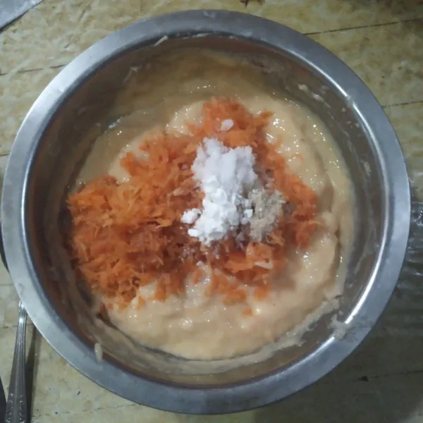 Masukkan wortel yang sudah di parut, garam, kaldu bubuk, baking powder dan lada bubuk. Aduk rata.