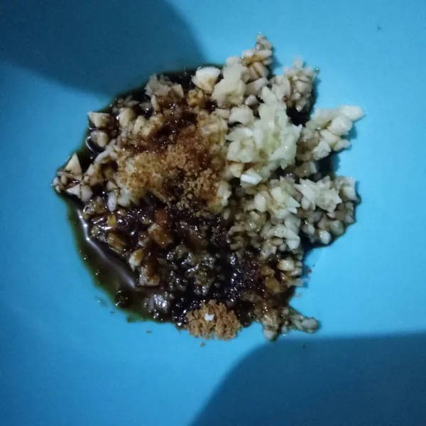 Potong halus bawang putih kemudian campurkan dengan kecap asin, gula kelapa bubuk dan lada. Aduk hingga merata.