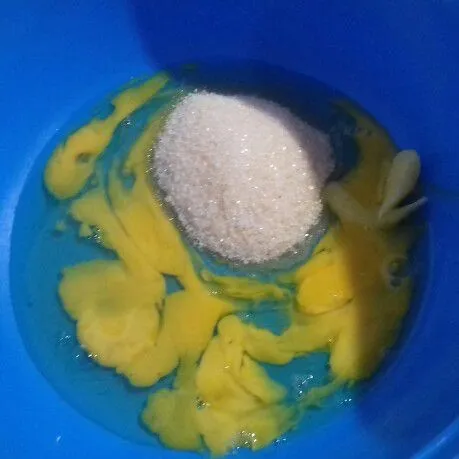 Masukkan telur, gula dan SP dalam 1 mangkok.