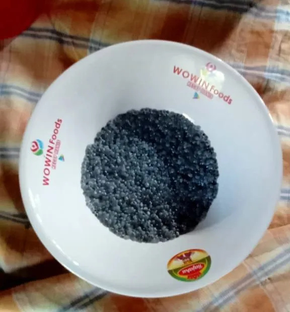 Rendam biji selasih dengan air panas