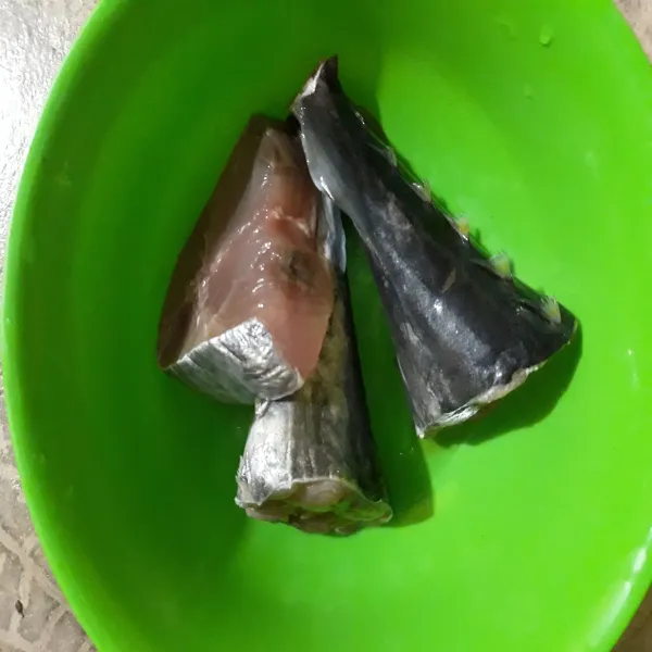 Potong dan cuci bersih ikan tongkol. Beri garam sedikit lalu diamkan sebentar.