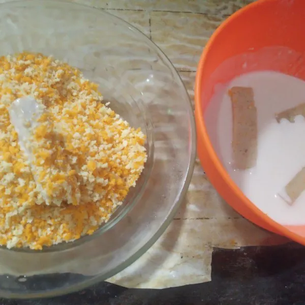 Celupkan ke adonan tepung dan masukkan ke dalam tepung panir, sambil di tekan-tekan supaya menempel.