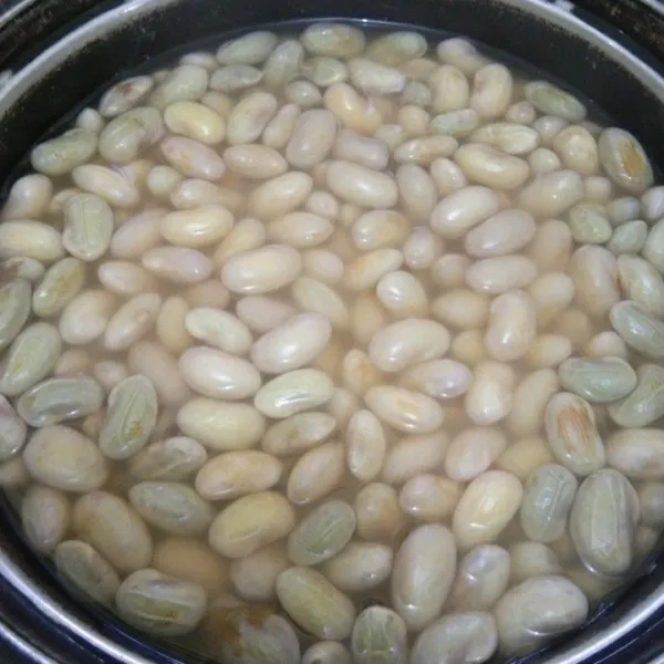 Rebus kacang ndul hingga setengah matang, lalu tiriskan.
