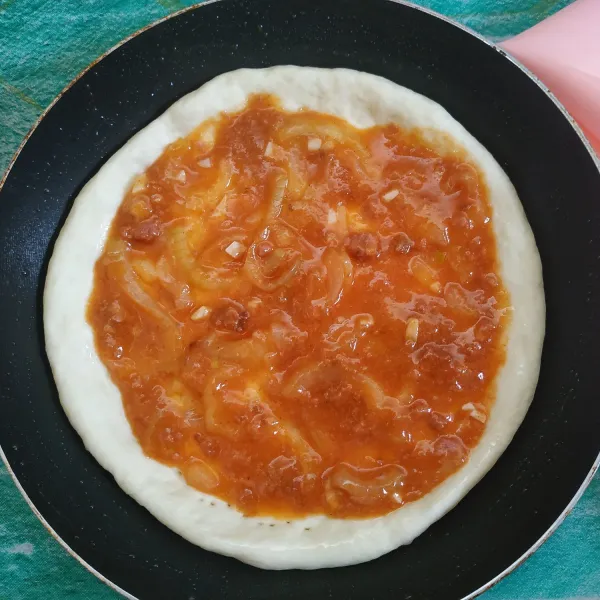 Tambahkan saos bolognese secukupnya.