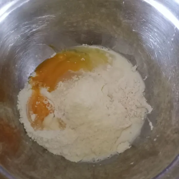 Campur terigu, susu bubuk, gula pasir, ragi, kuning telur dan susu cair.