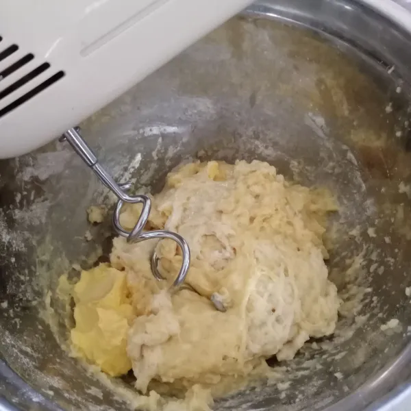 Uleni sampai kalis kemudian masukkan margarin dan garam.