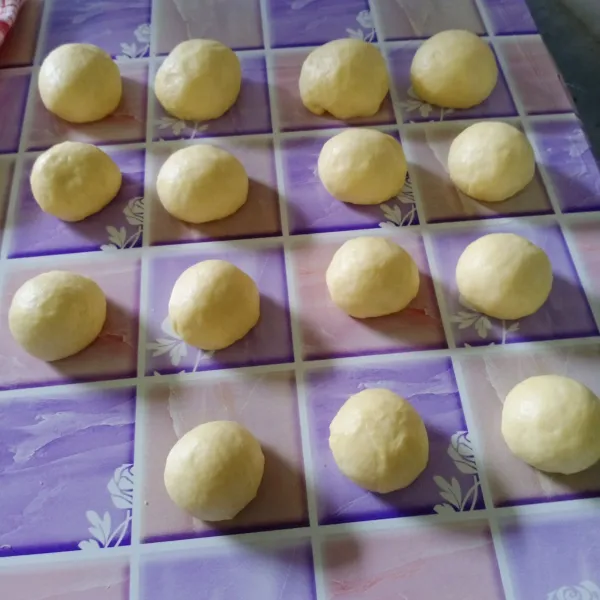 Kempiskan adonan kemudian bagi menjadi beberapa bagian. Kemudian bulatkan adonan. Istirahatkan selama 10 menit.